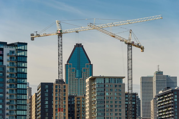 Photo low angle view of buildings against sky in city