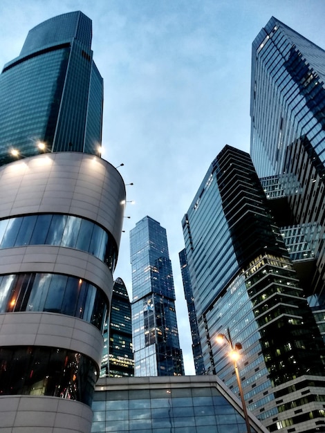 Photo low angle view of buildings against sky at dusk