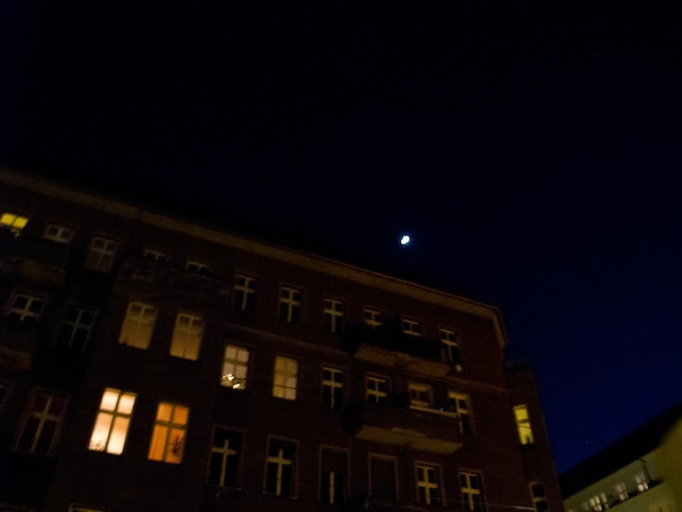 Foto vista ad angolo basso degli edifici contro il cielo notturno