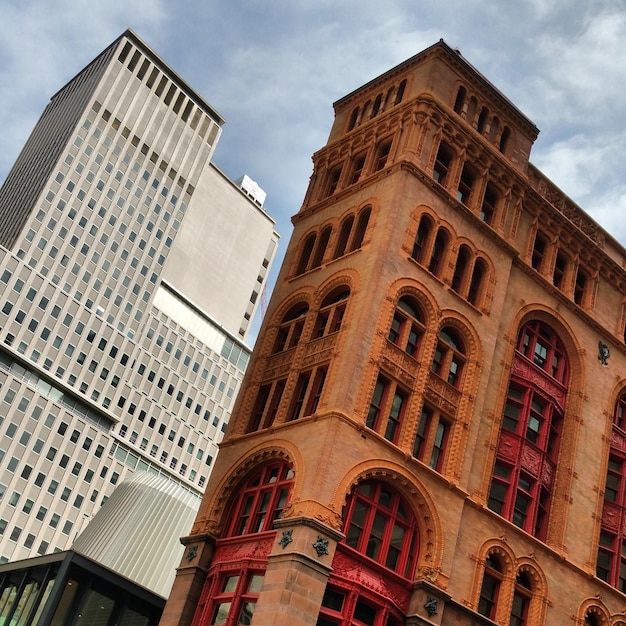 Photo low angle view of buildings against sky