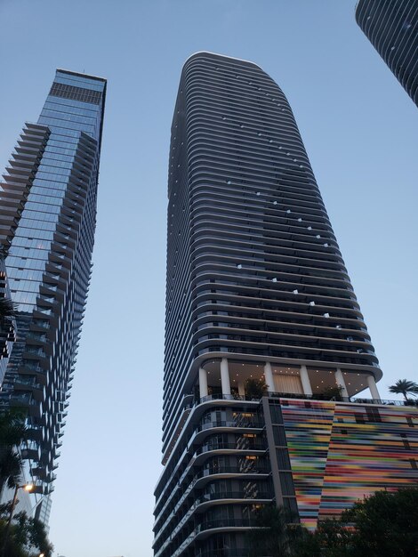 Foto vista a basso angolo degli edifici contro il cielo