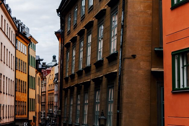 Photo low angle view of buildings against sky