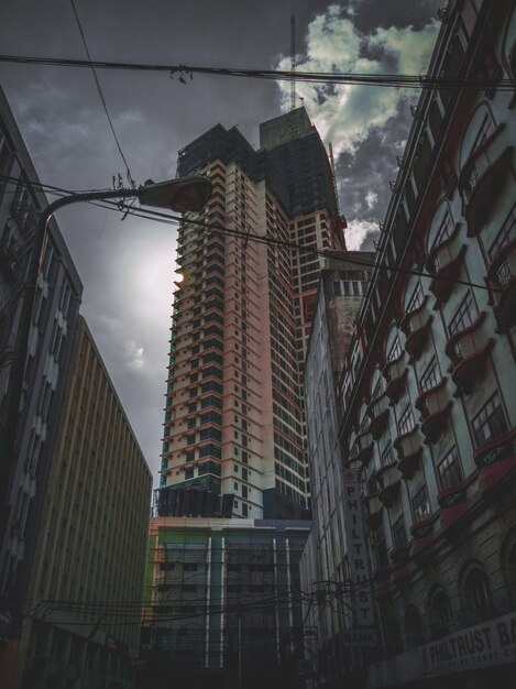 Photo low angle view of buildings against sky