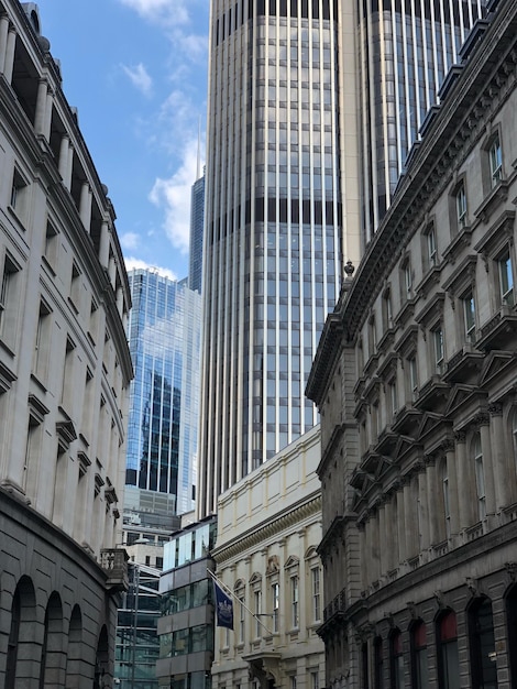 Photo low angle view of buildings against sky