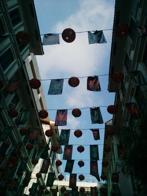 Photo low angle view of buildings against sky