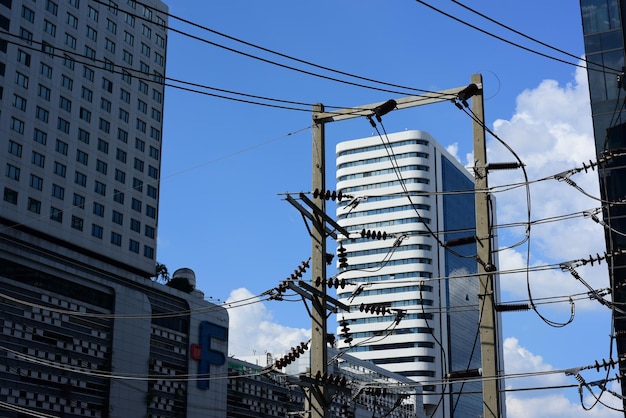 Photo low angle view of buildings against sky