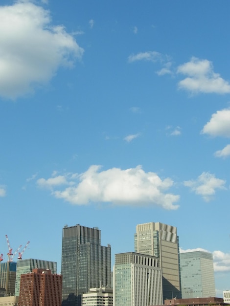 Photo low angle view of buildings against sky