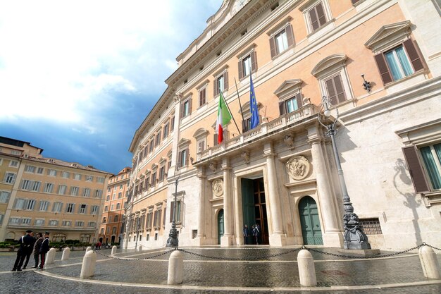 Foto vista a basso angolo degli edifici contro il cielo