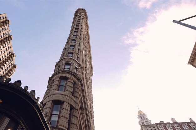 Photo low angle view of buildings against sky