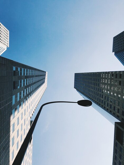 Foto vista a basso angolo degli edifici contro il cielo