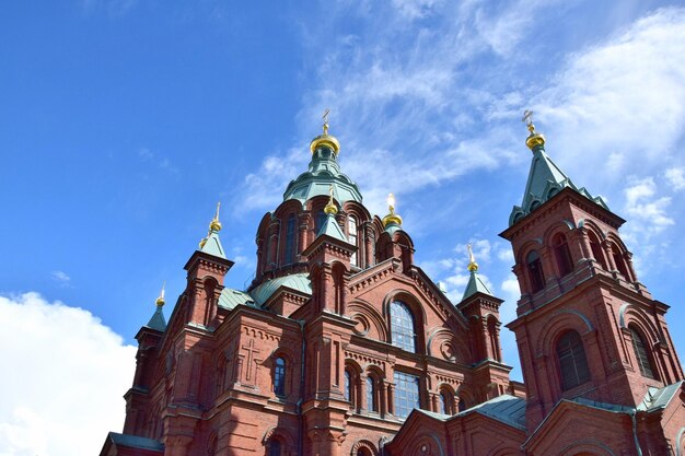 Photo low angle view of buildings against sky