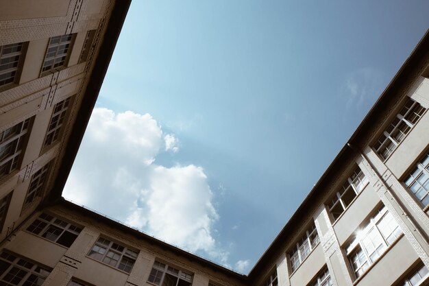 空に照らされた建物の低角度の景色