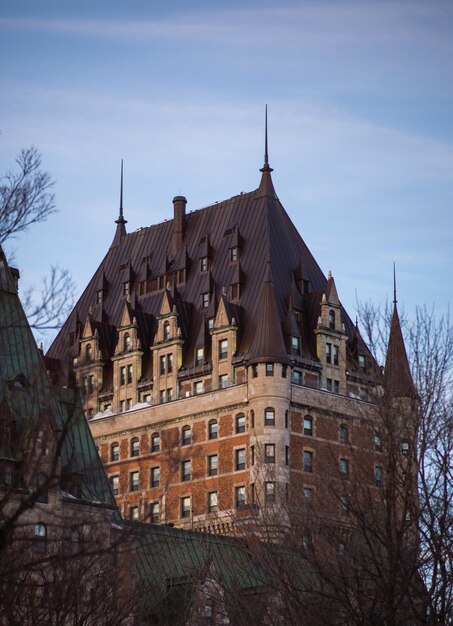 Photo low angle view of buildings against sky