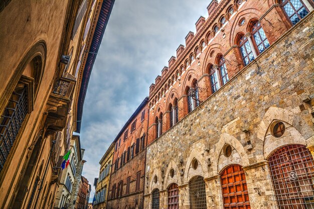 Vista a basso angolo degli edifici contro il cielo