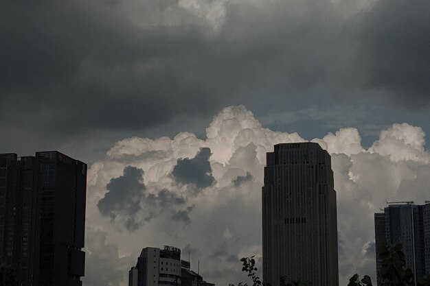 Photo low angle view of buildings against sky