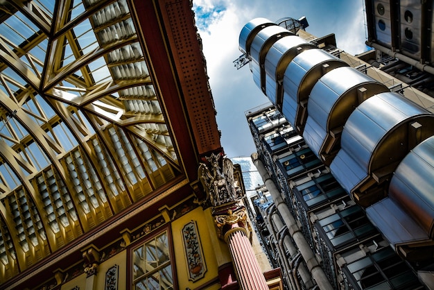 Foto vista a basso angolo degli edifici contro il cielo