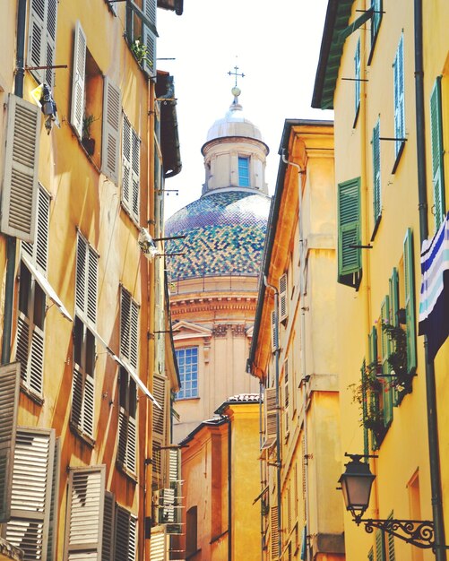 Foto vista a basso angolo degli edifici contro il cielo