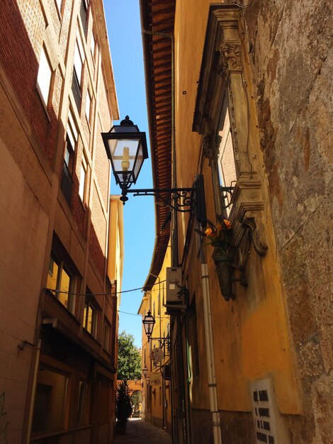 Foto vista a basso angolo degli edifici contro il cielo