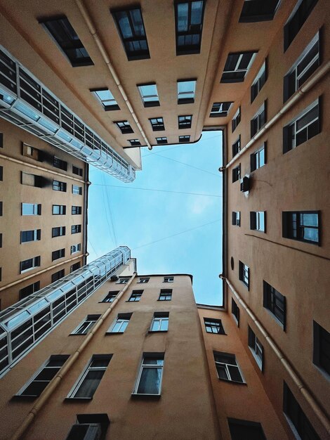 Foto vista a basso angolo degli edifici contro il cielo