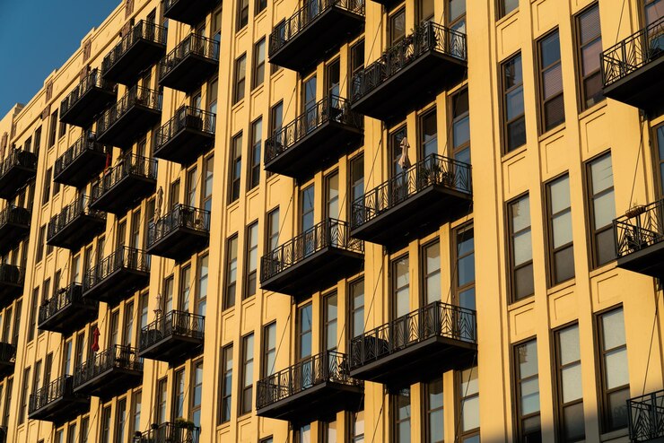 Photo low angle view of buildings against sky
