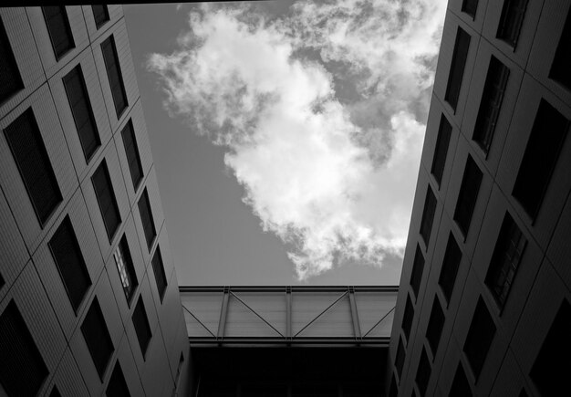 Foto vista a basso angolo degli edifici contro il cielo