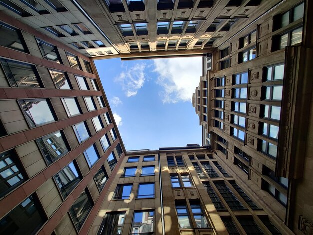 Foto vista a basso angolo degli edifici contro il cielo