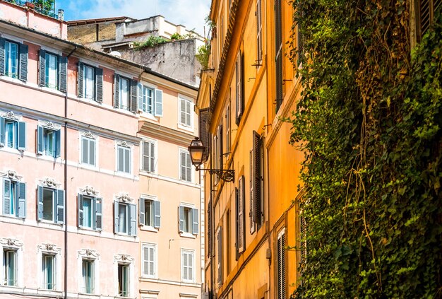 Foto vista a basso angolo degli edifici contro il cielo