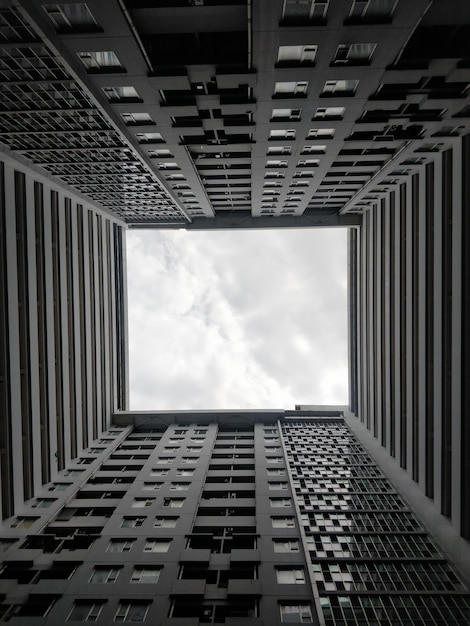 Foto vista a basso angolo degli edifici contro il cielo