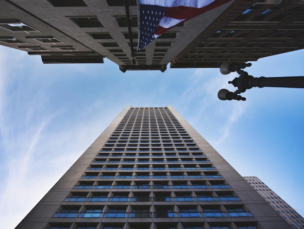 Photo low angle view of buildings against sky