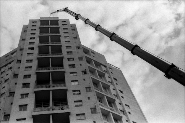 Photo low angle view of buildings against sky