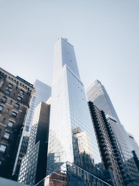 Photo low angle view of buildings against sky