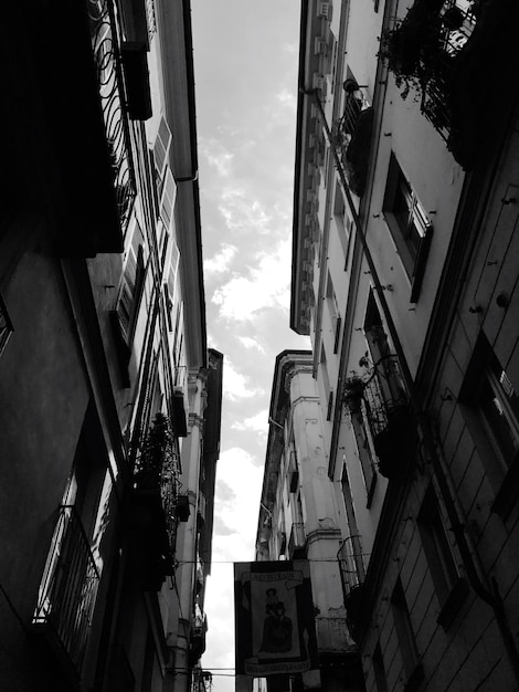 Foto vista a basso angolo degli edifici contro il cielo