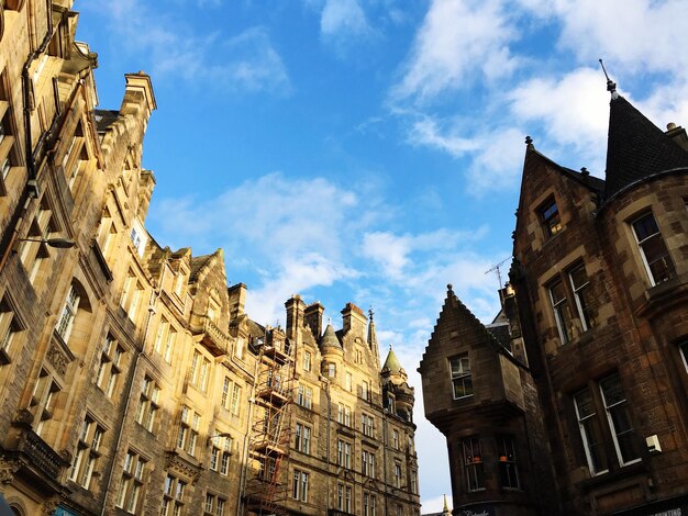 Photo low angle view of buildings against sky