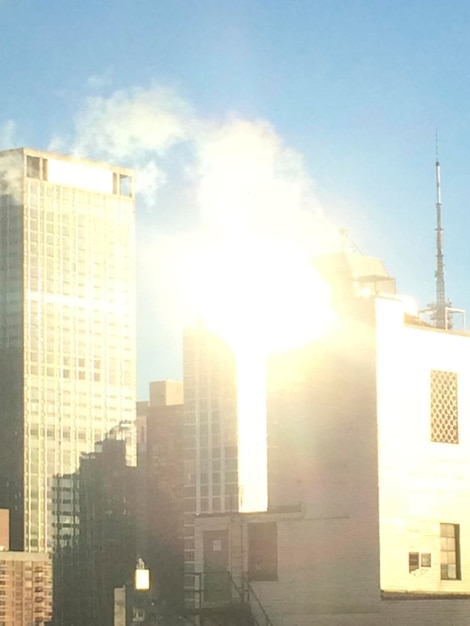 Photo low angle view of buildings against sky