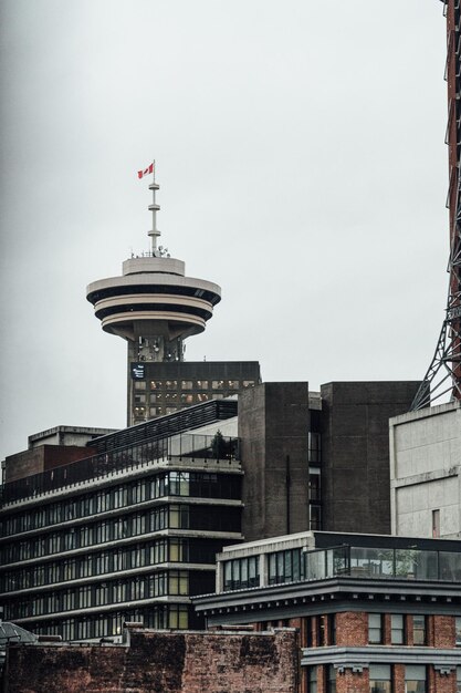 Photo low angle view of buildings in city against sky