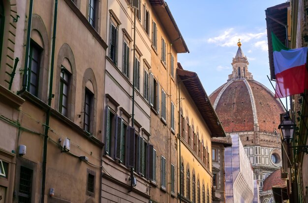 Foto vista a basso angolo degli edifici in città contro il cielo