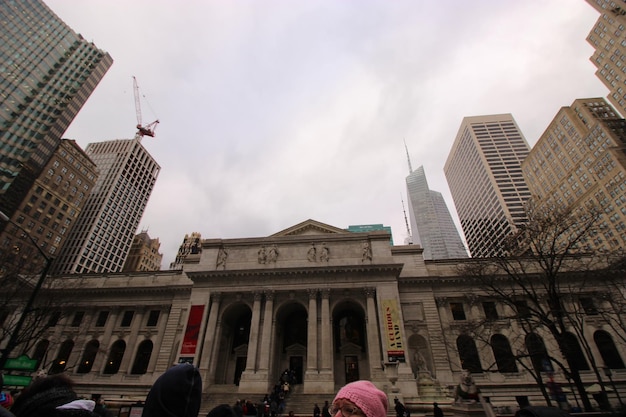 Photo low angle view of buildings in city