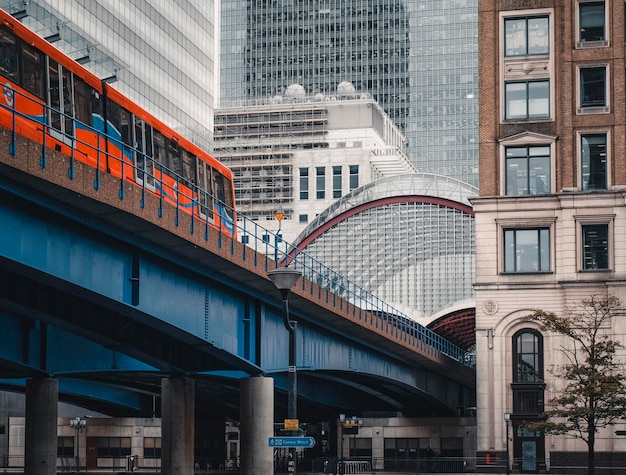 Photo low angle view of buildings in city