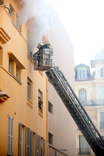 Photo low angle view of buildings in fire  against sky