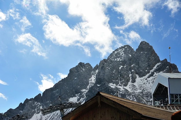 Photo low angle view of buildings and mountains against sky