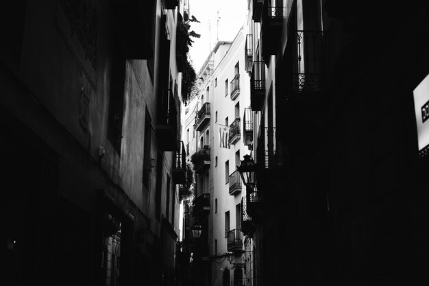 Photo low angle view of buildings at night