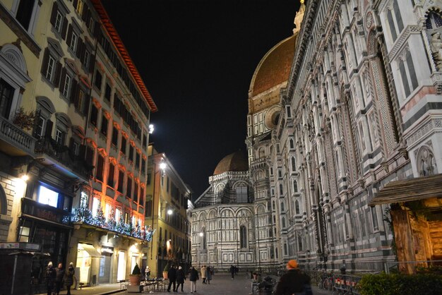 Photo low angle view of buildings at night