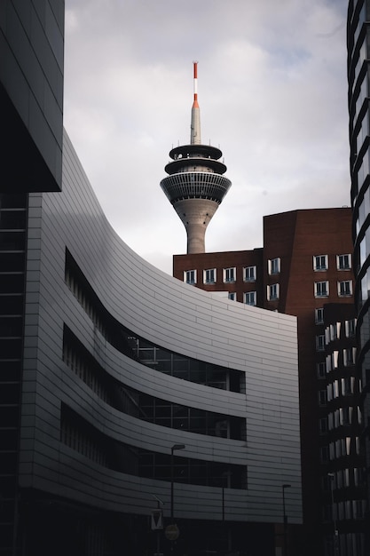 Photo low angle view of buildings and tower against sky