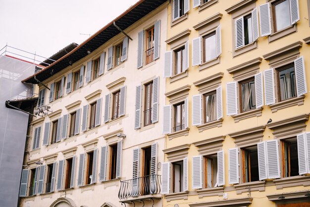 Foto vista a basso angolo degli edifici in città contro un cielo limpido