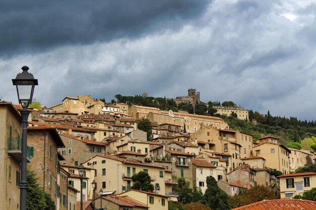 Foto vista a basso angolo degli edifici della città contro il cielo