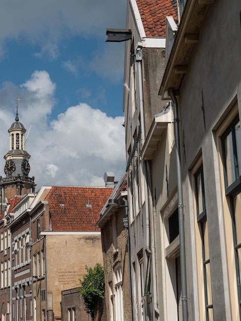 Photo low angle view of buildings in town against sky