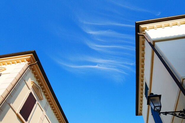 Foto vista a basso angolo della struttura costruita contro il cielo blu