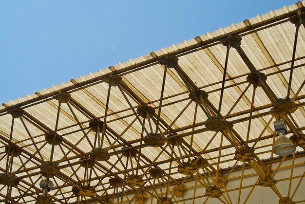 Photo low angle view of built structure against blue sky