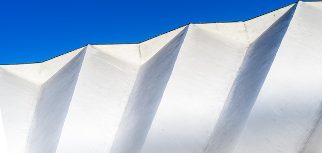 Foto vista a basso angolo della struttura costruita contro un cielo blu limpido