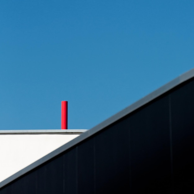 明るい青い空を背景に建設された構造物の低角度のビュー